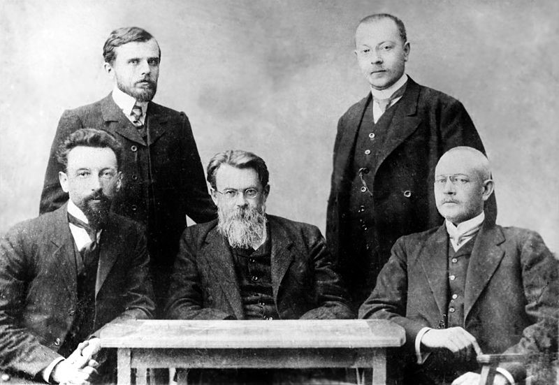 В.И.Вернадский со своими учениками в Московском университете. 1911